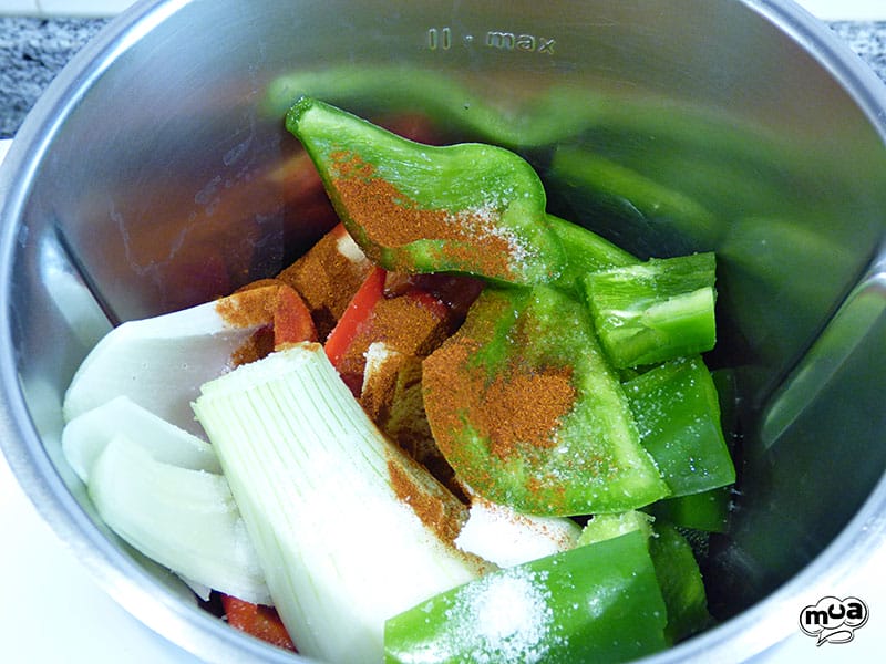 Coca de verduras con anchoas