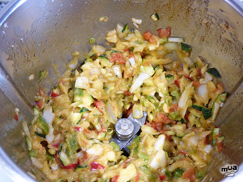 Coca de verduras con anchoas