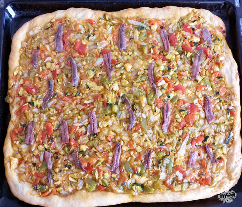 Coca de verduras con anchoas