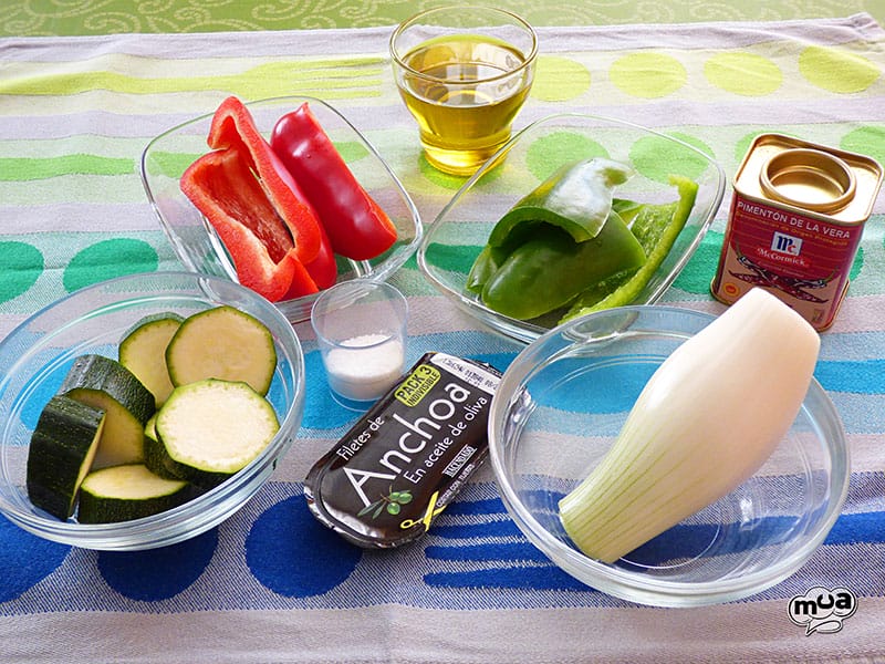 Coca de verduras con anchoas