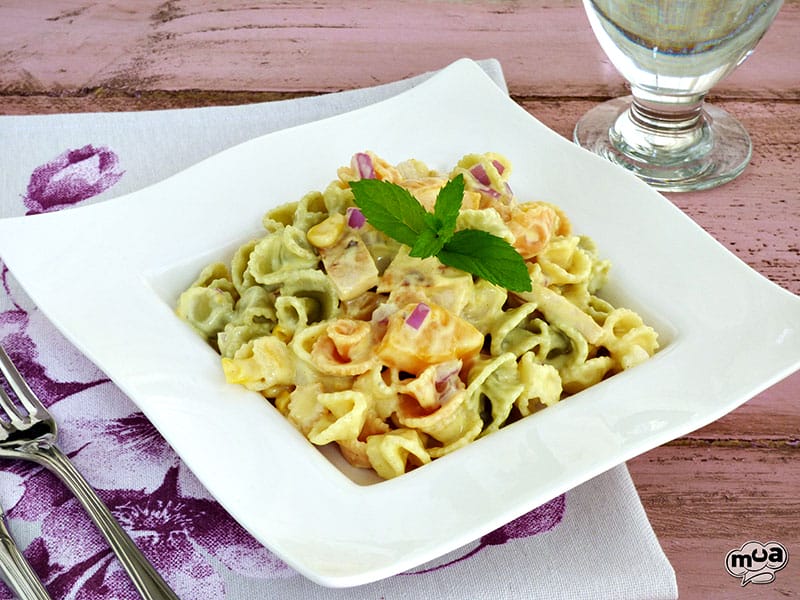 Ensalada de pasta con pollo y curry