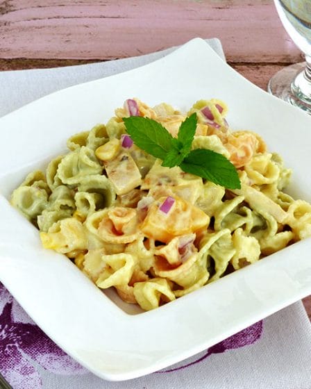 Ensalada de pasta con pollo y curry