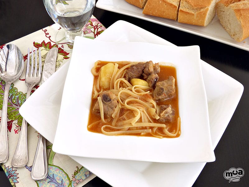 Guiso de costillar con tallarines