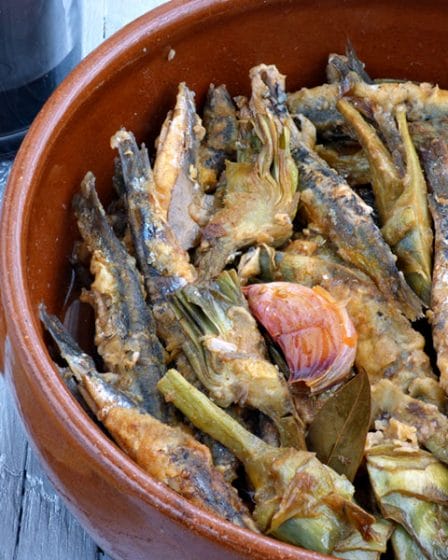 Boquerones en escabeche con alcachofas