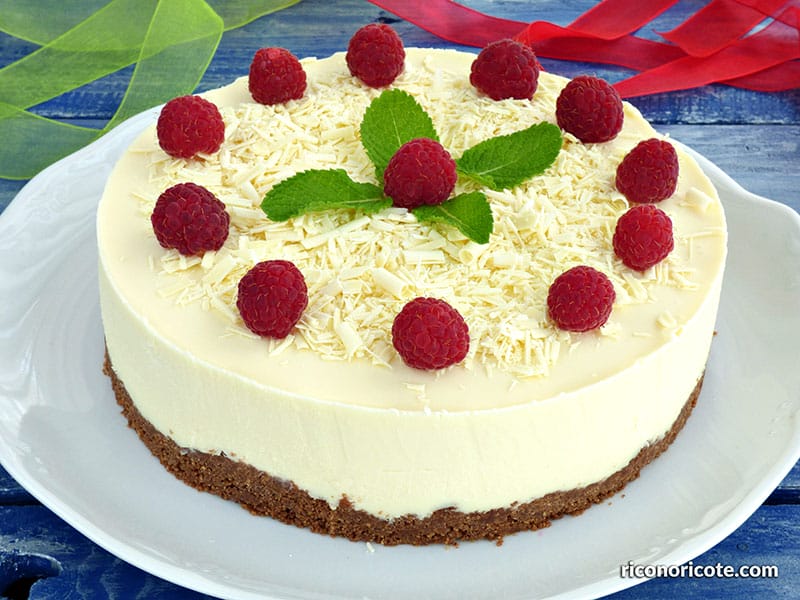 Tarta de chocolate blanco con relleno de mousse de mango
