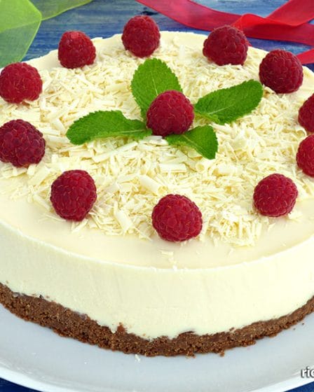 Tarta de chocolate blanco con relleno de mousse de mango