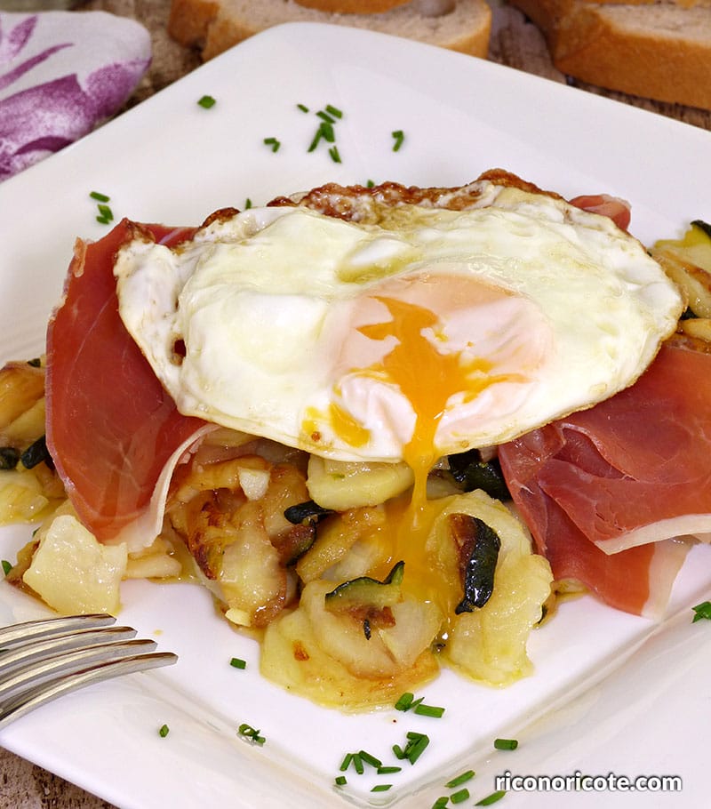 Patatas con calabacin y huevos rotos