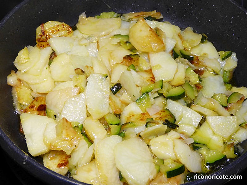 Patatas con calabacin y huevos rotos