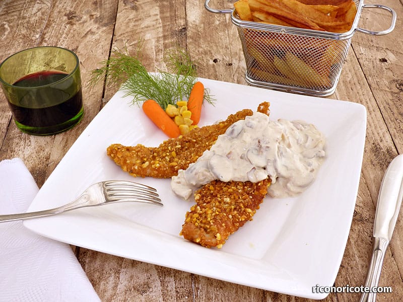 Pechugas empanadas con salsa de champiñones